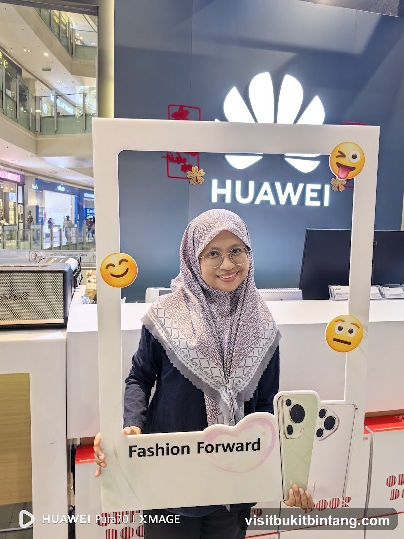 Woman Posing with Huawei Photo Booth Frame