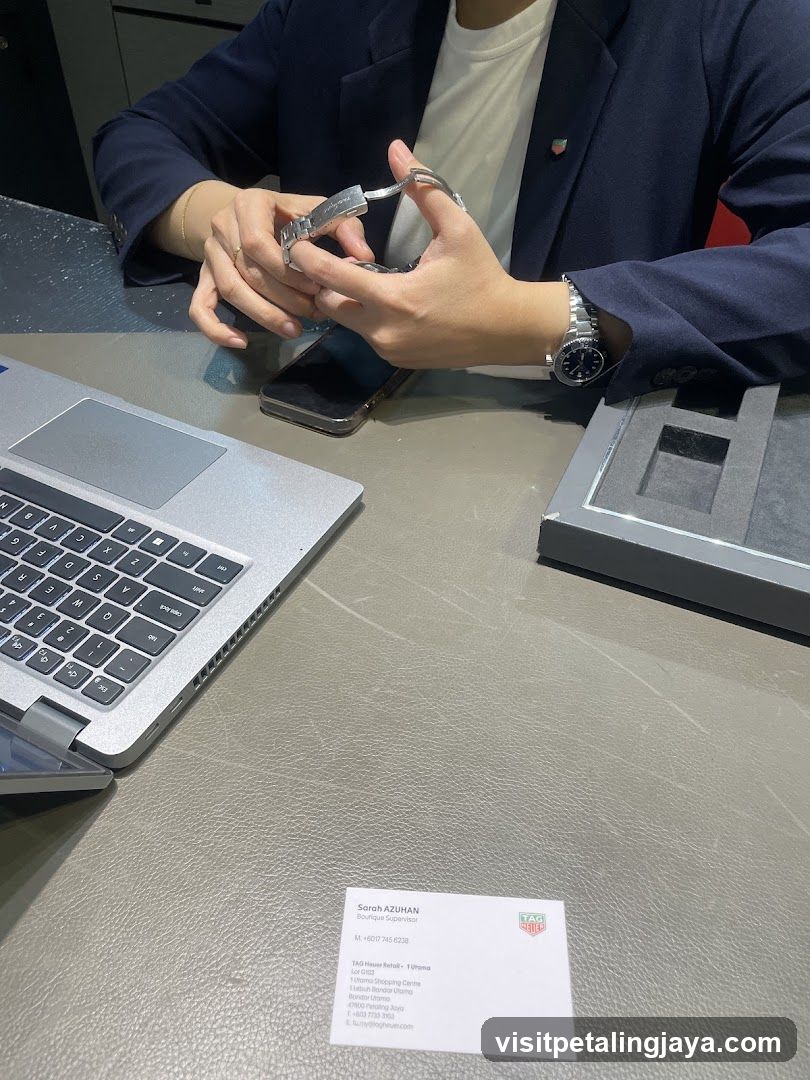 Watch Display and Staff Interaction