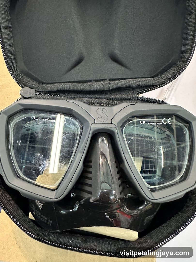 Diving Mask in Case