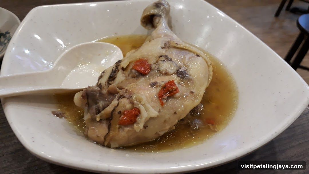 Steamed Chicken Leg with Broth