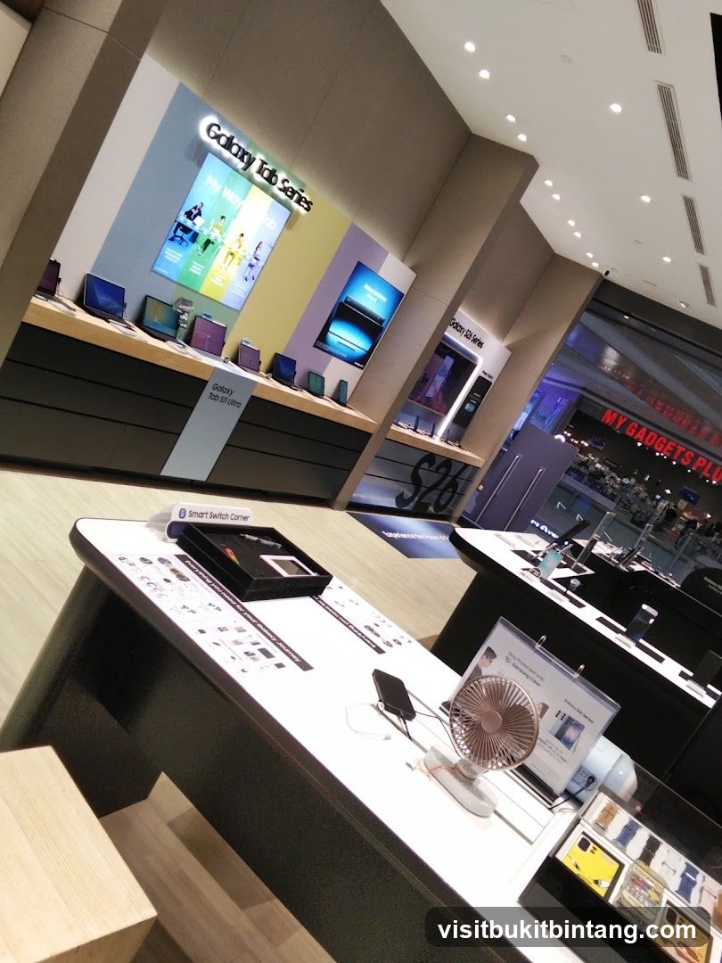 Samsung Galaxy Store Interior