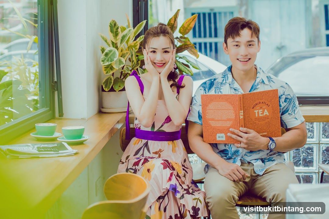 Couple reading a tea atlas in a cafe