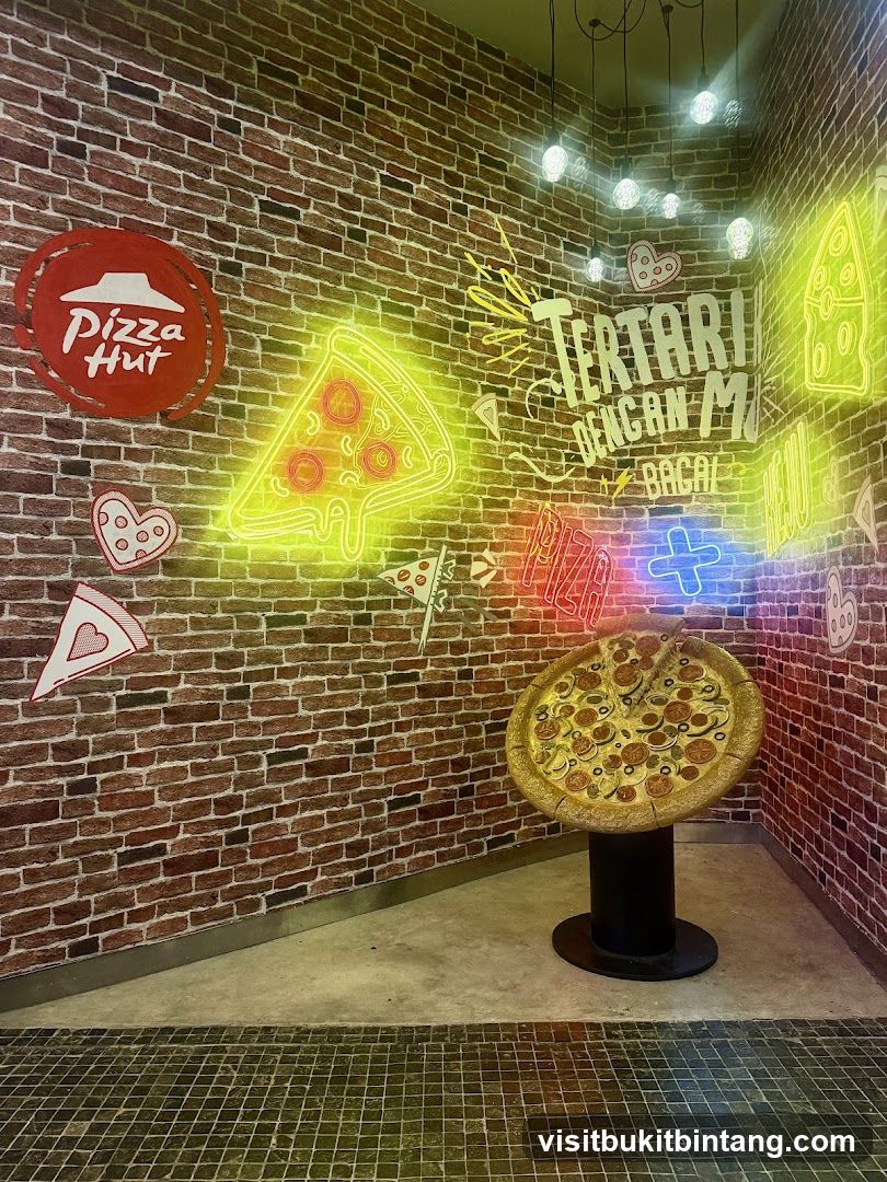 Pizza Hut Neon Decor