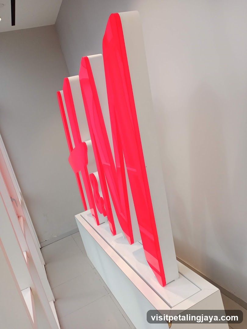H&M Signage Display