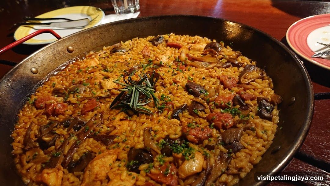 Paella with Mushrooms and Chicken