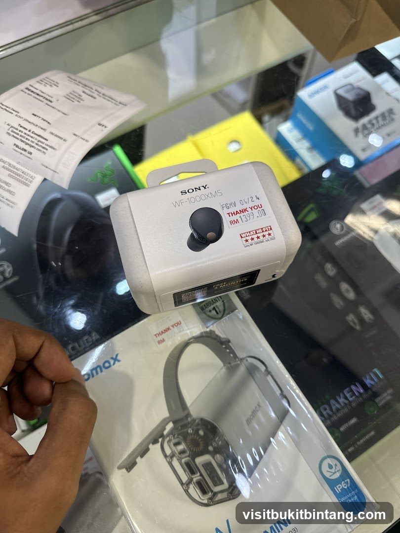 Sony WF-1000XM5 and Momax Product