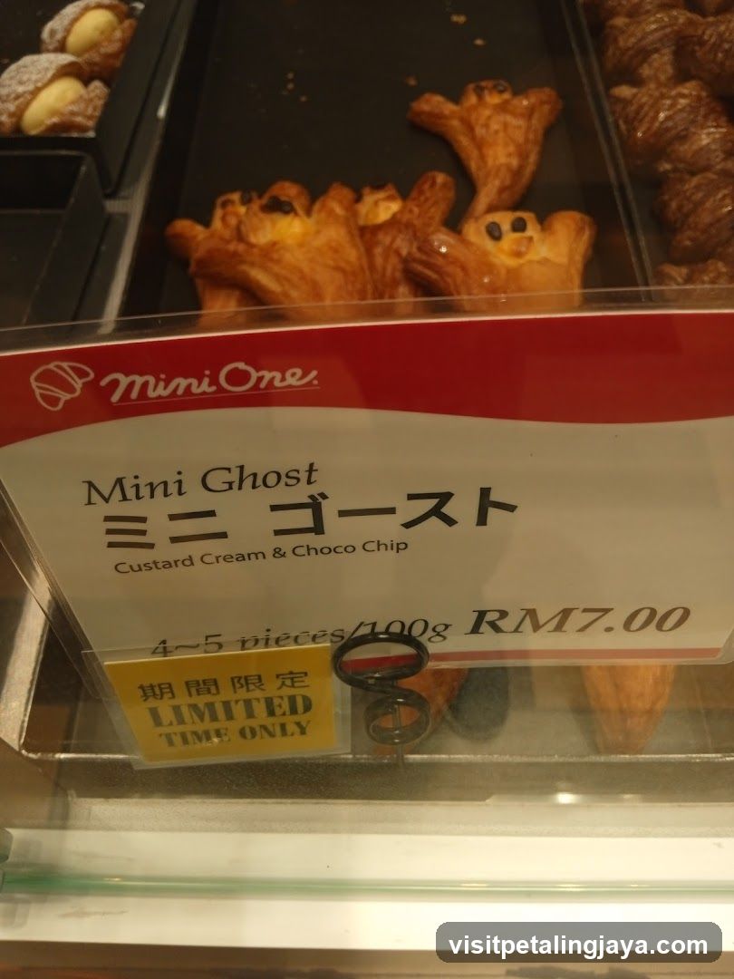 Mini Ghost Pastry Display
