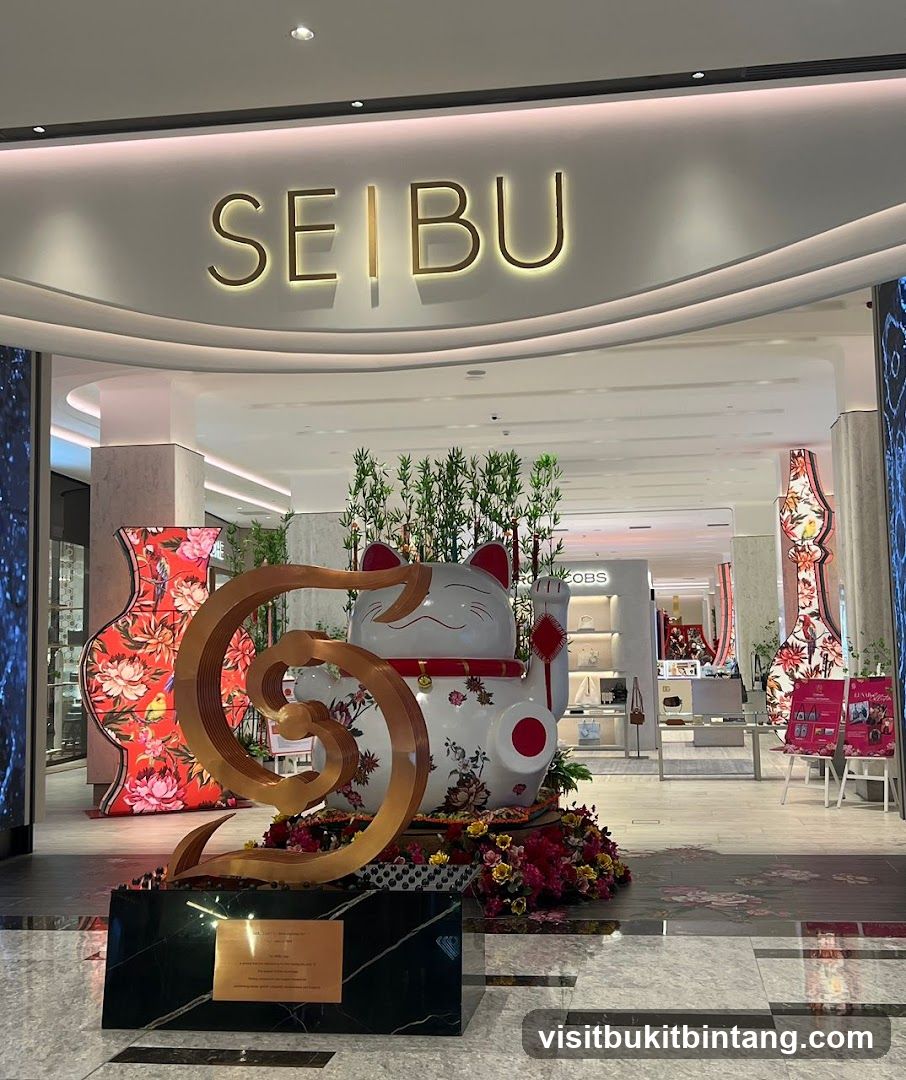Maneki-neko decoration at Seibu department store