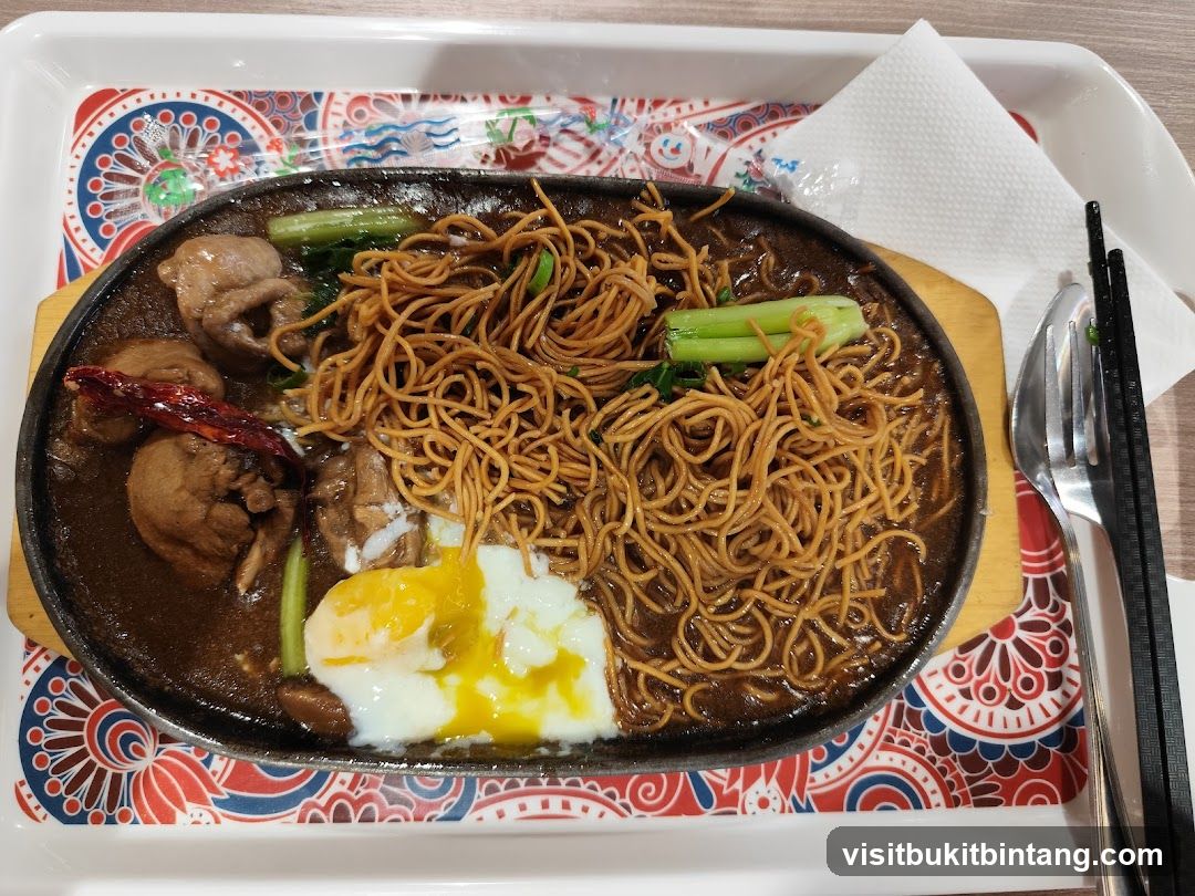 Sizzling Noodles with Egg and Chicken