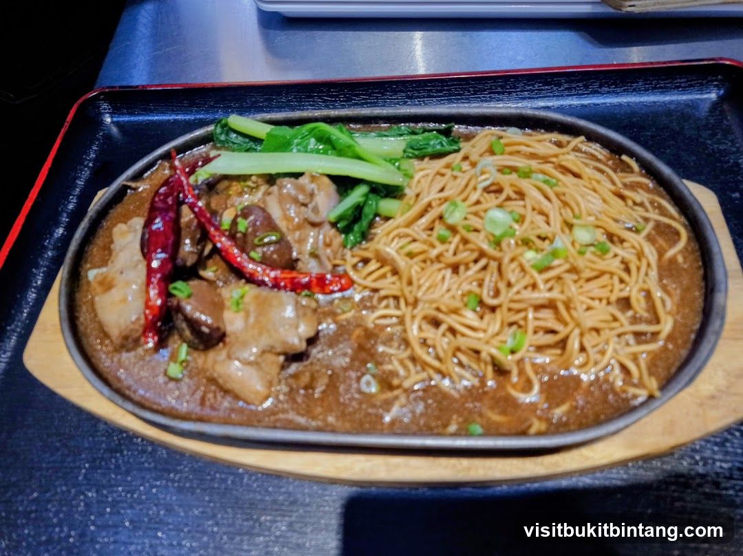 Sizzling Noodles with Meat and Greens
