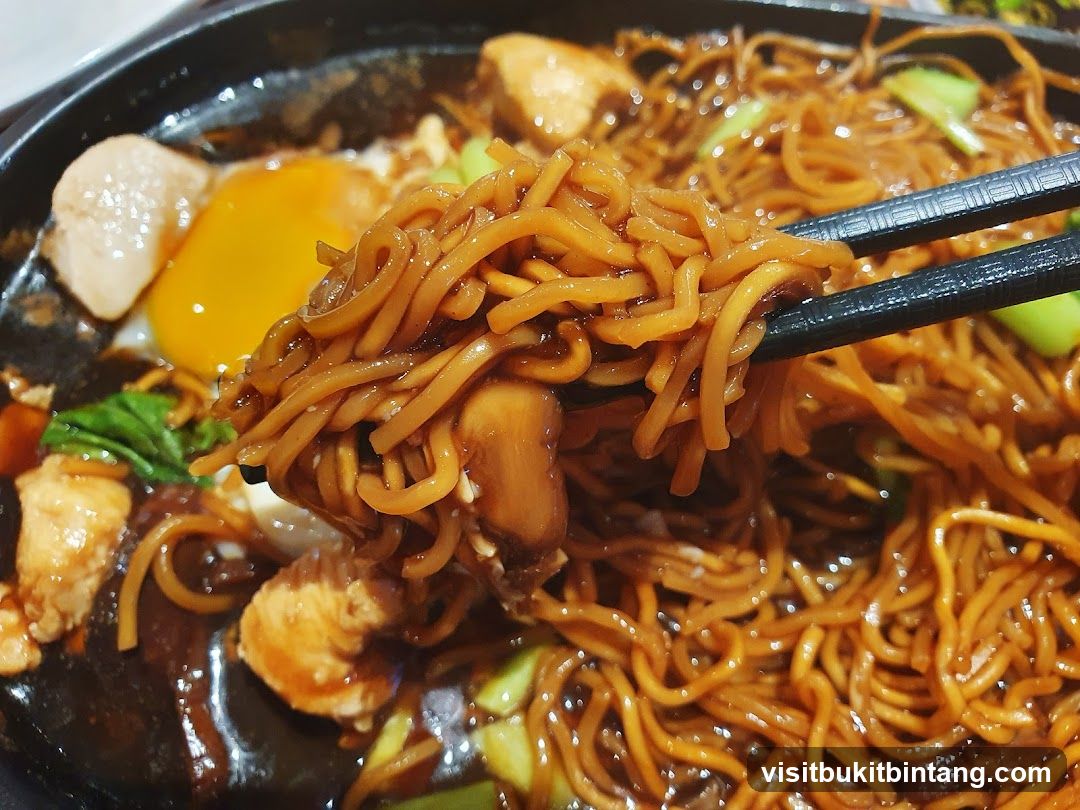 Sizzling Noodles with Egg and Chicken