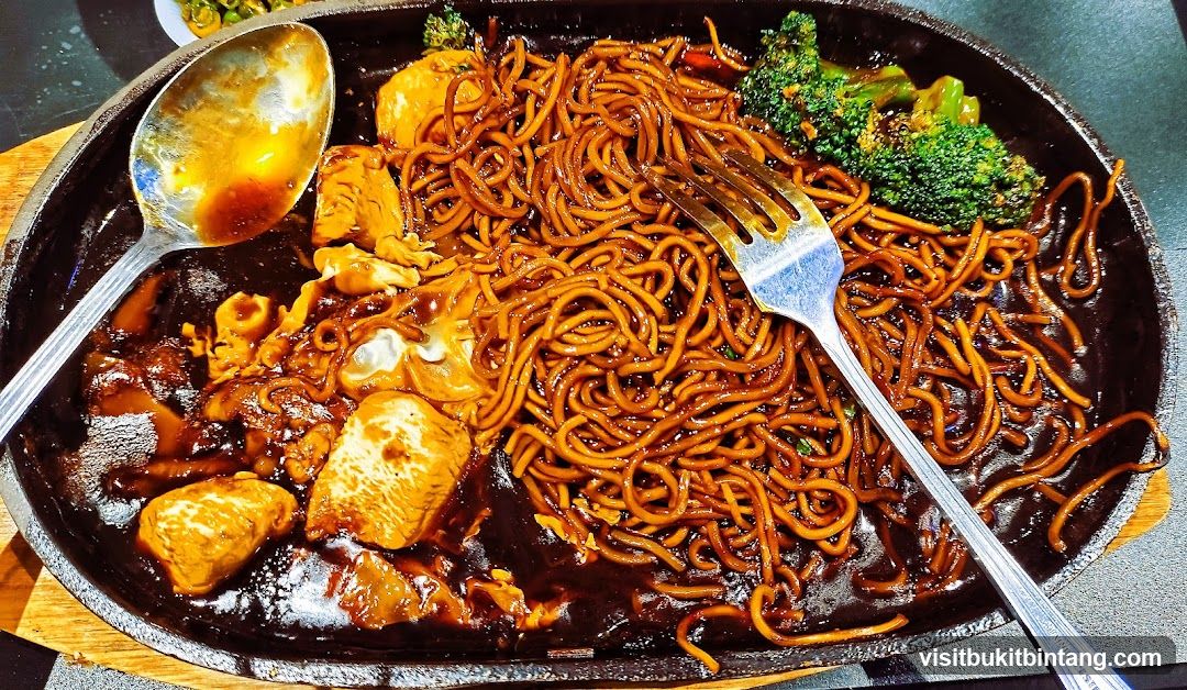 Sizzling Noodles with Broccoli and Egg