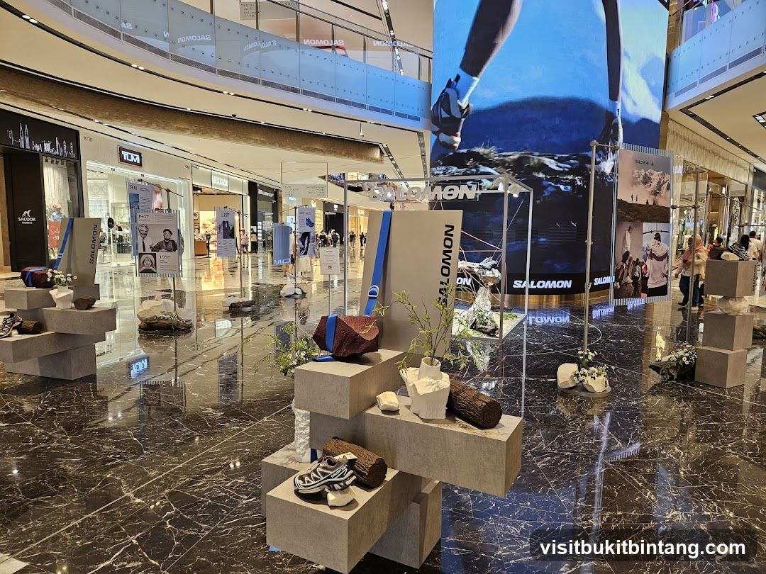 Salomon Display in Mall