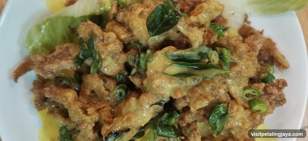 Fried Dish with Curry Leaves and Green Chilies