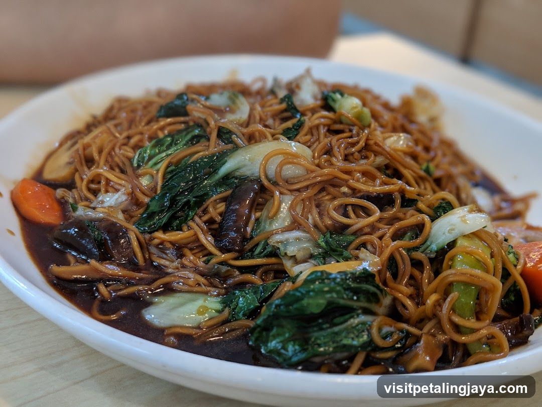 Stir-fried noodles with vegetables