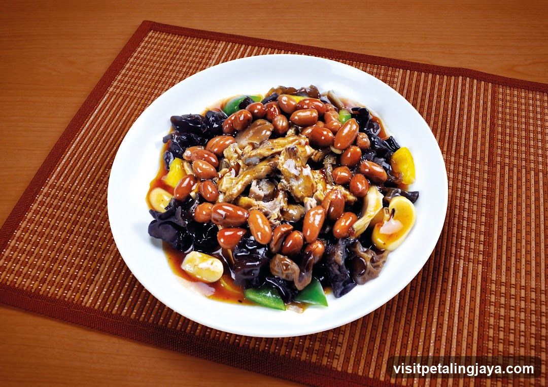 Stir-fried Chicken with Peanuts and Wood Ear Mushrooms