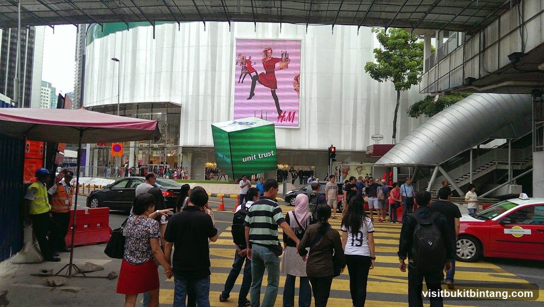 Street scene with H&M advertisement