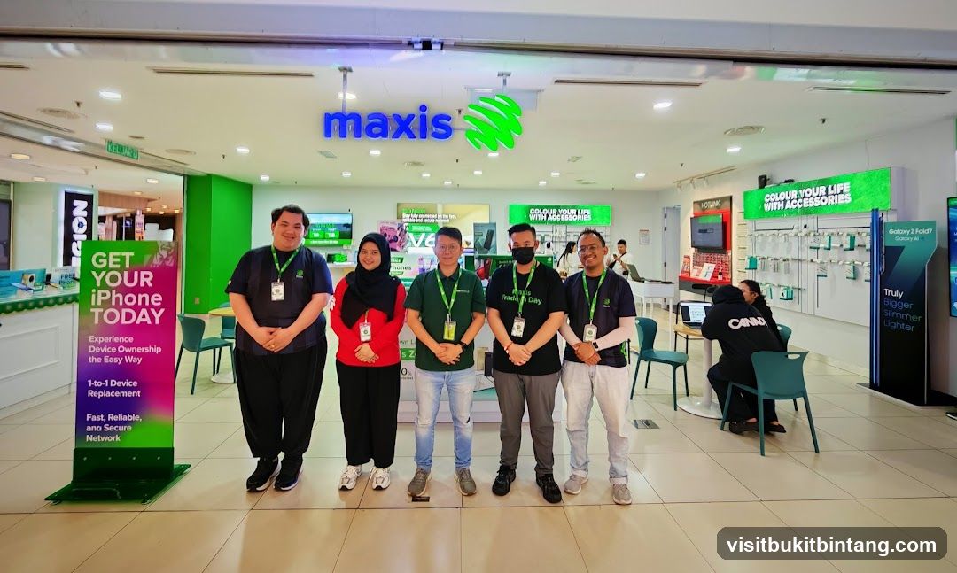 Maxis Store Staff