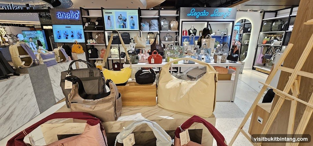 Anello and Legato Largo Handbag Display