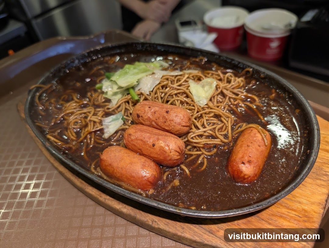 Sizzling Noodles with Sausages