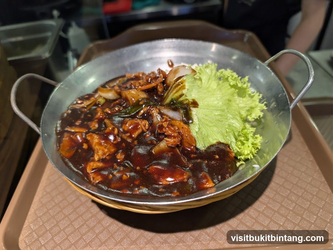 Sizzling Beef with Lettuce and Rice