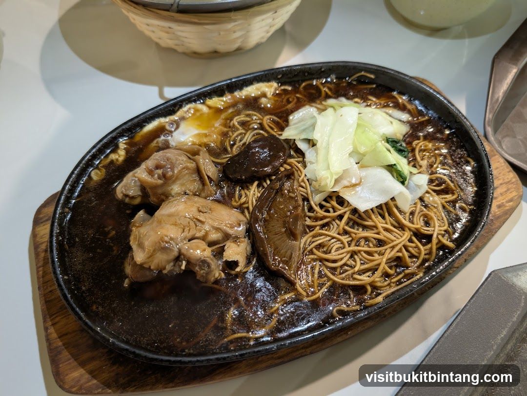 Sizzling Noodles with Chicken and Mushrooms