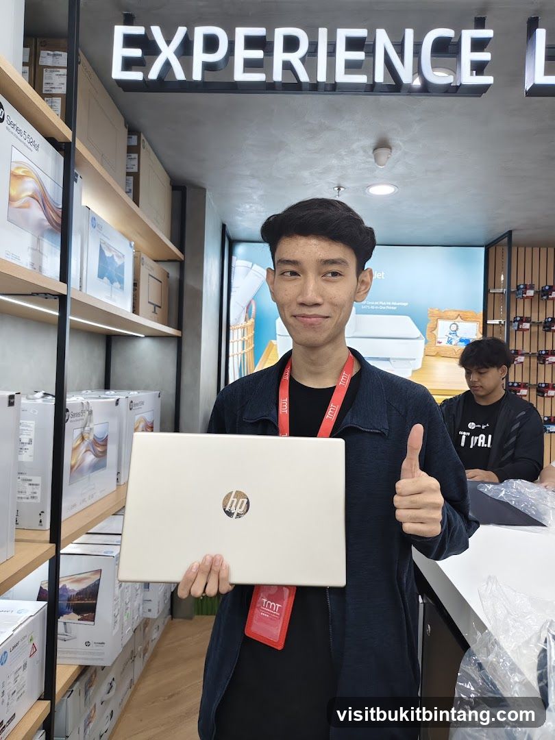 Man holding HP laptop