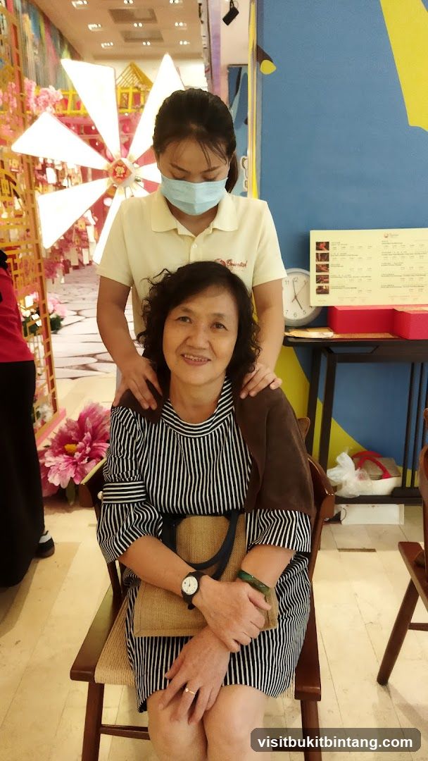 Woman receiving a shoulder massage