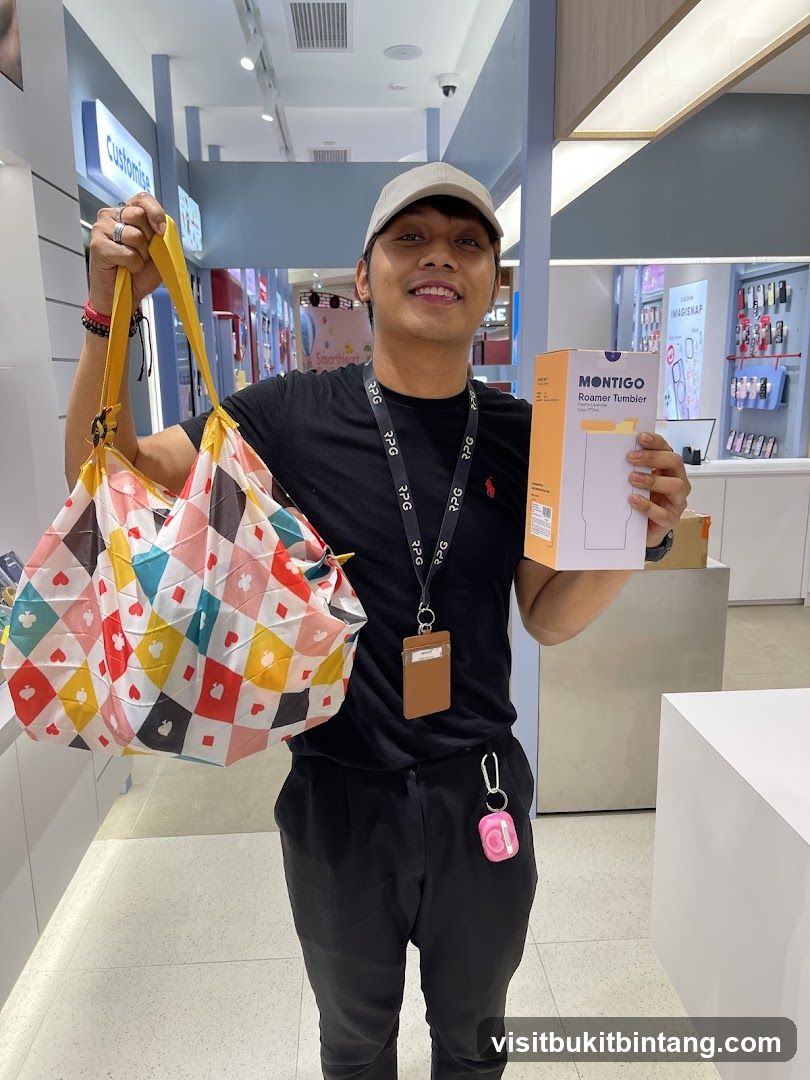 Man holding shopping bag and tumbler
