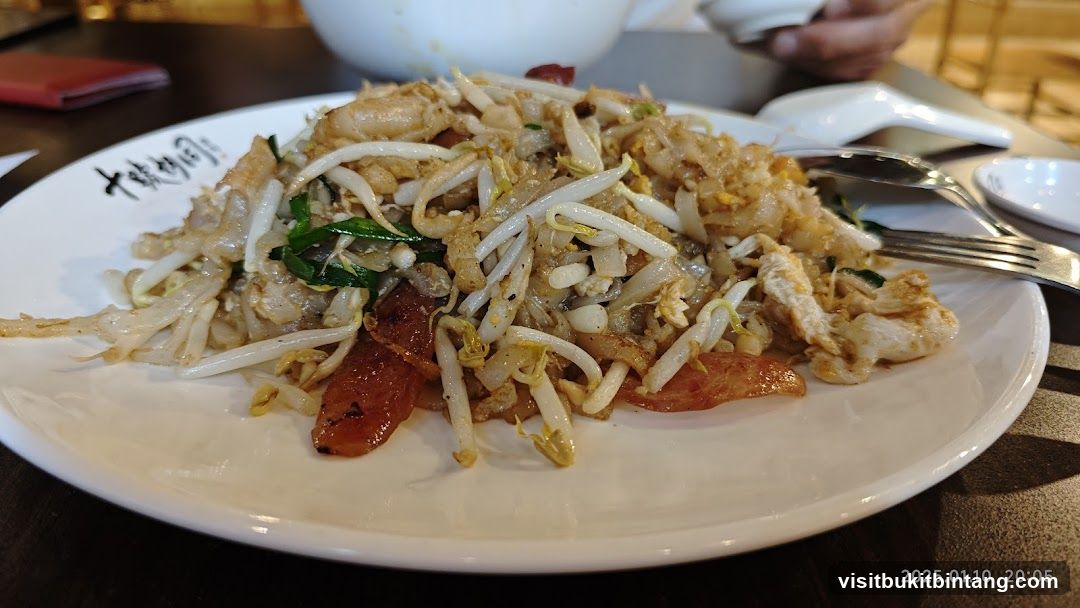 Stir-fried Noodles with Bean Sprouts and Sausage