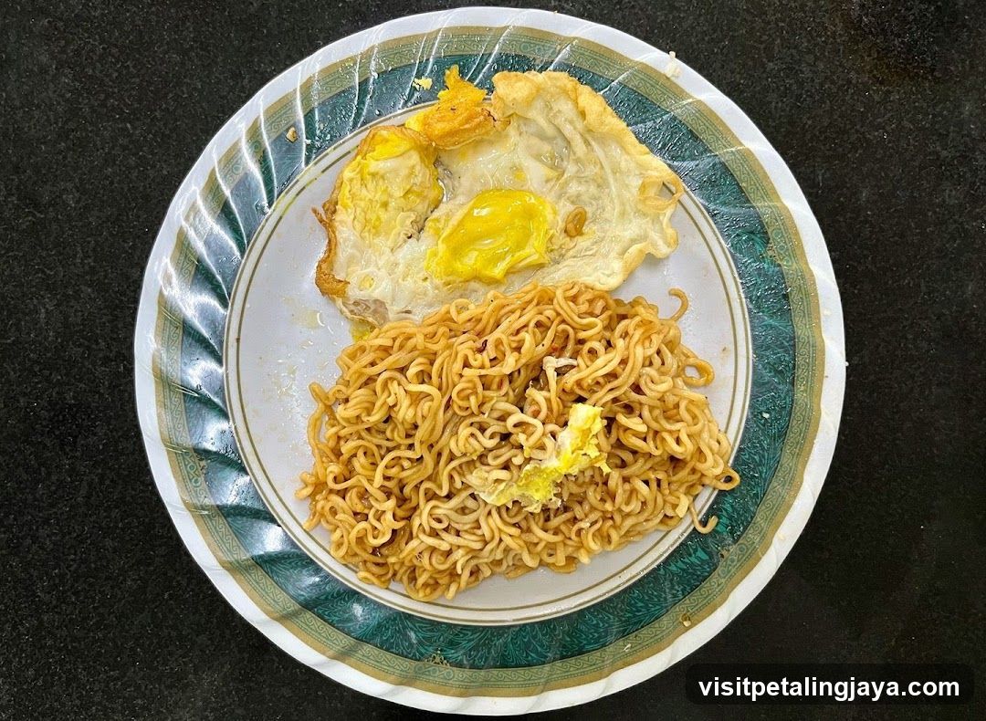 Fried Egg and Instant Noodles Meal