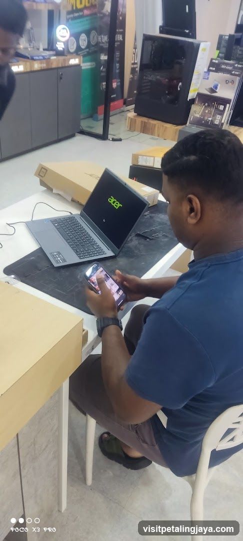 Acer Laptop Display in Store