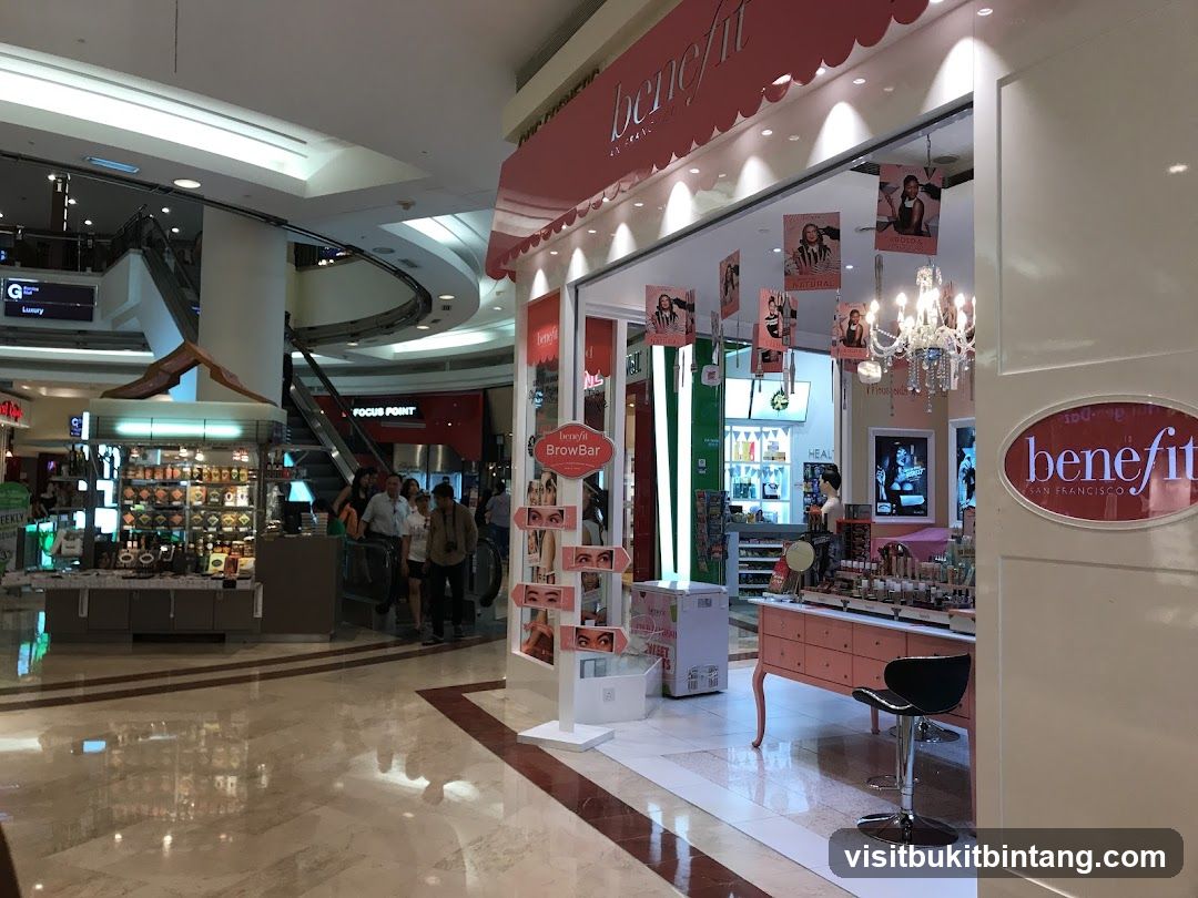 Benefit Cosmetics Boutique & BrowBar lounge