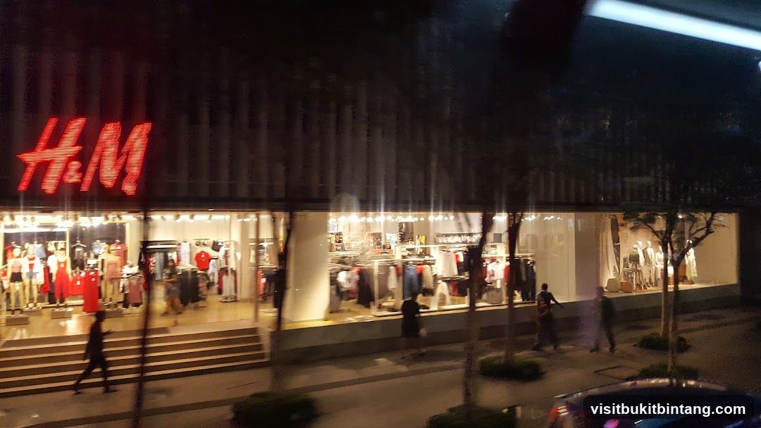 H&M Storefront