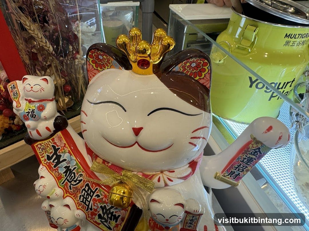 Maneki-neko decoration