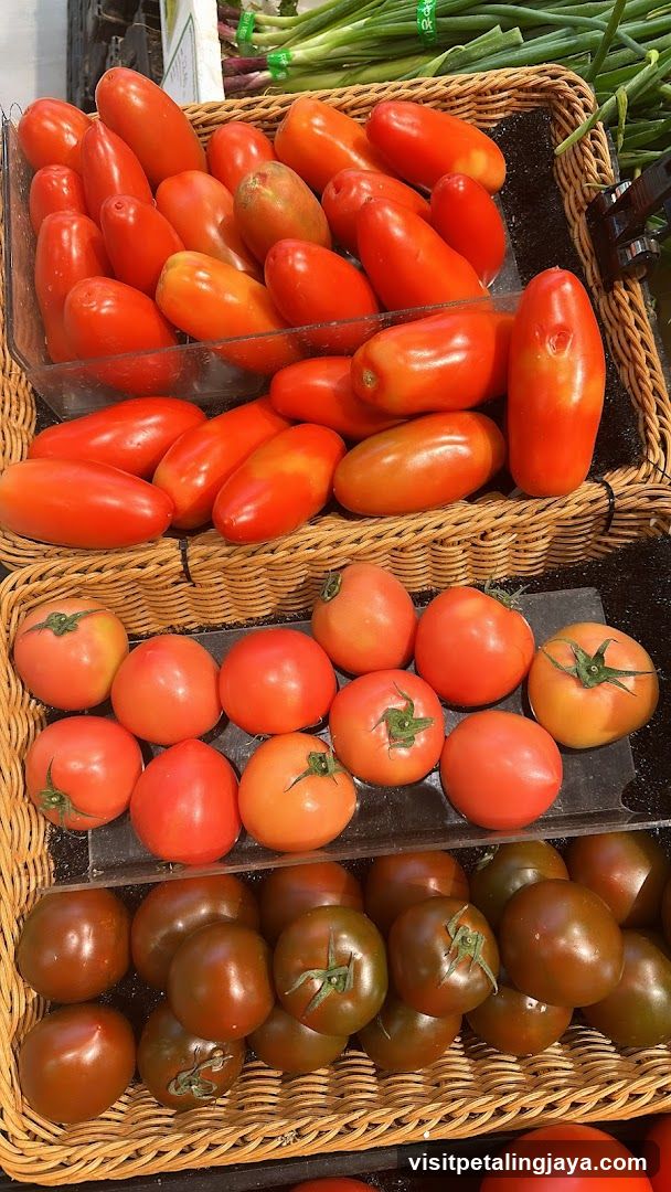 Fresh Tomatoes Display