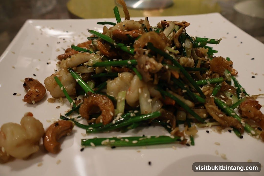 Stir-fried dish with shrimp and cashews