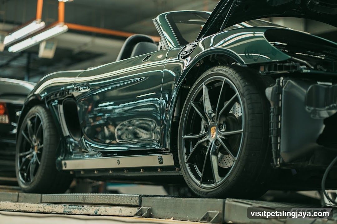 Porsche 918 Spyder in Workshop