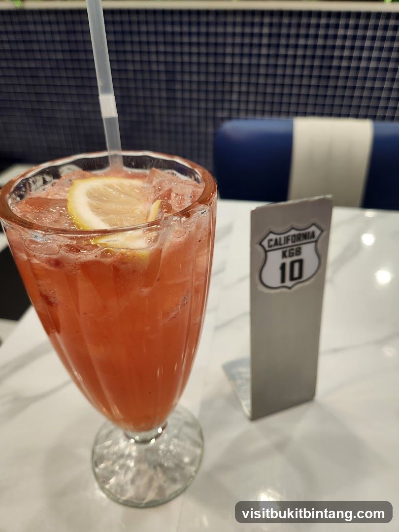 Strawberry Lemonade with Lemon Slice