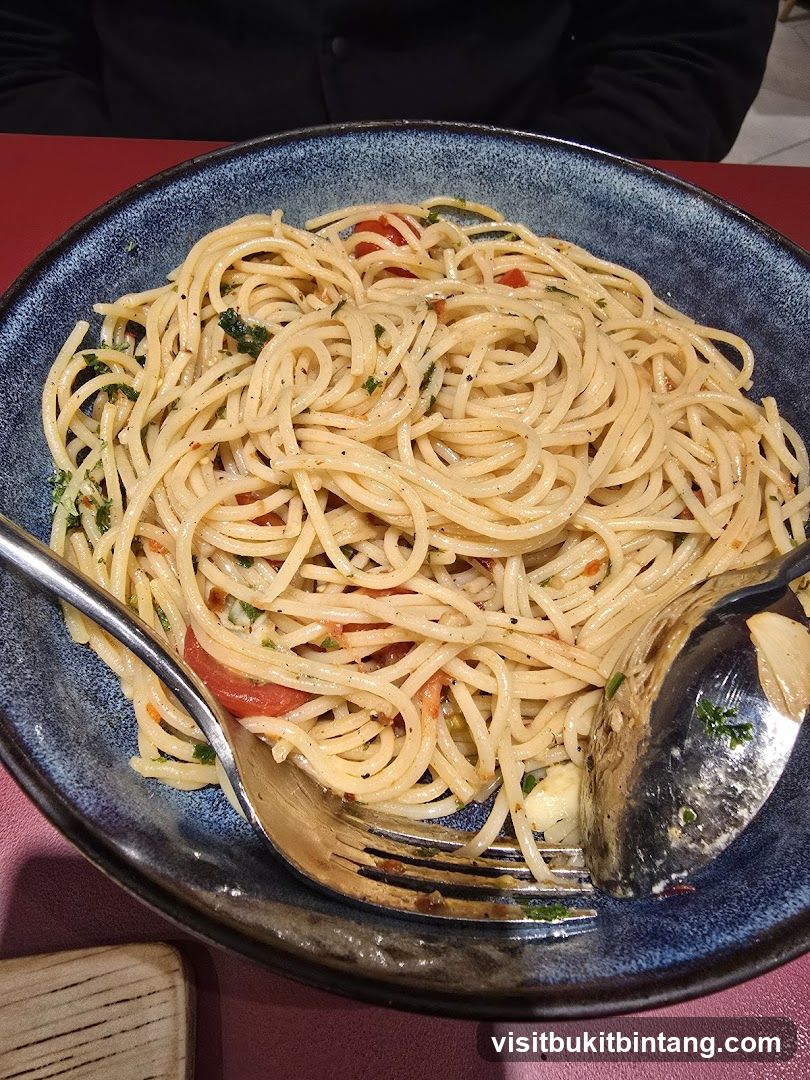 Spaghetti with Tomatoes and Herbs