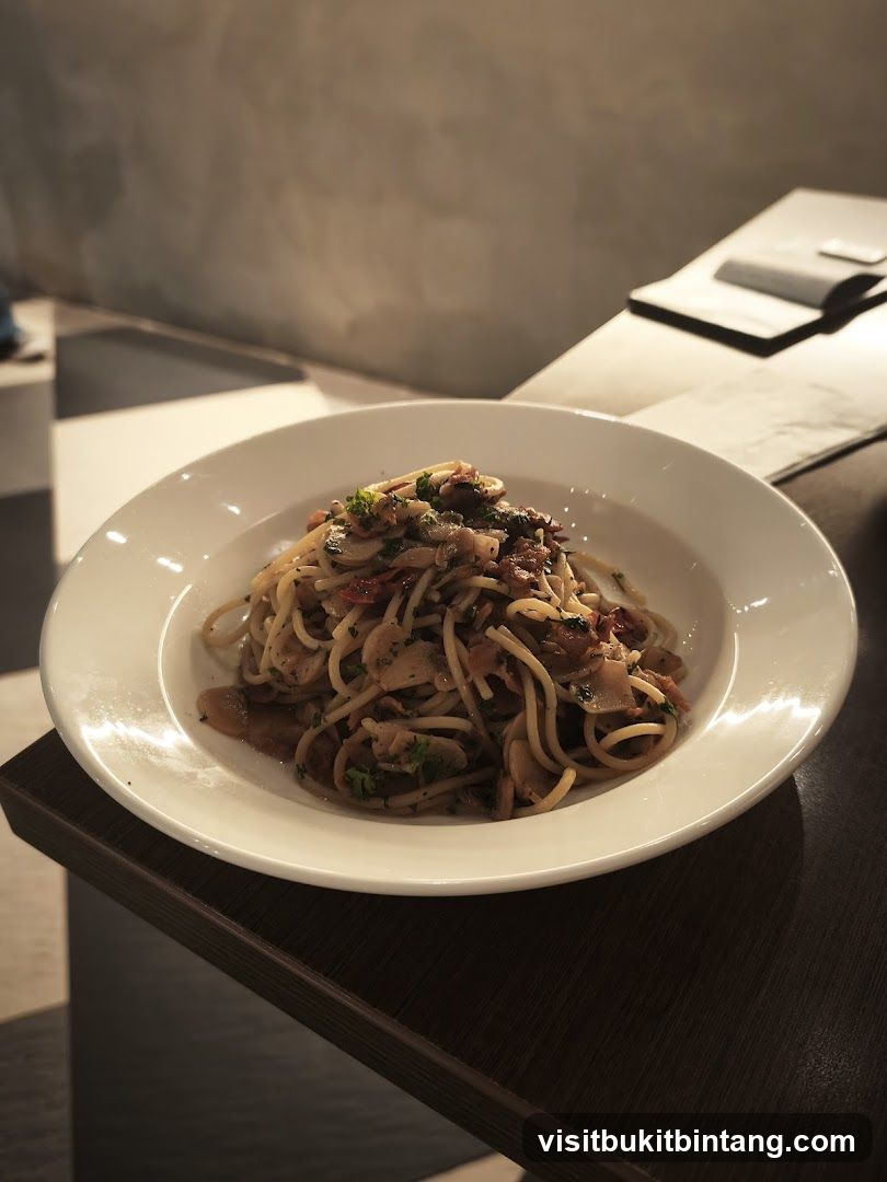 Spaghetti with mushrooms and bacon