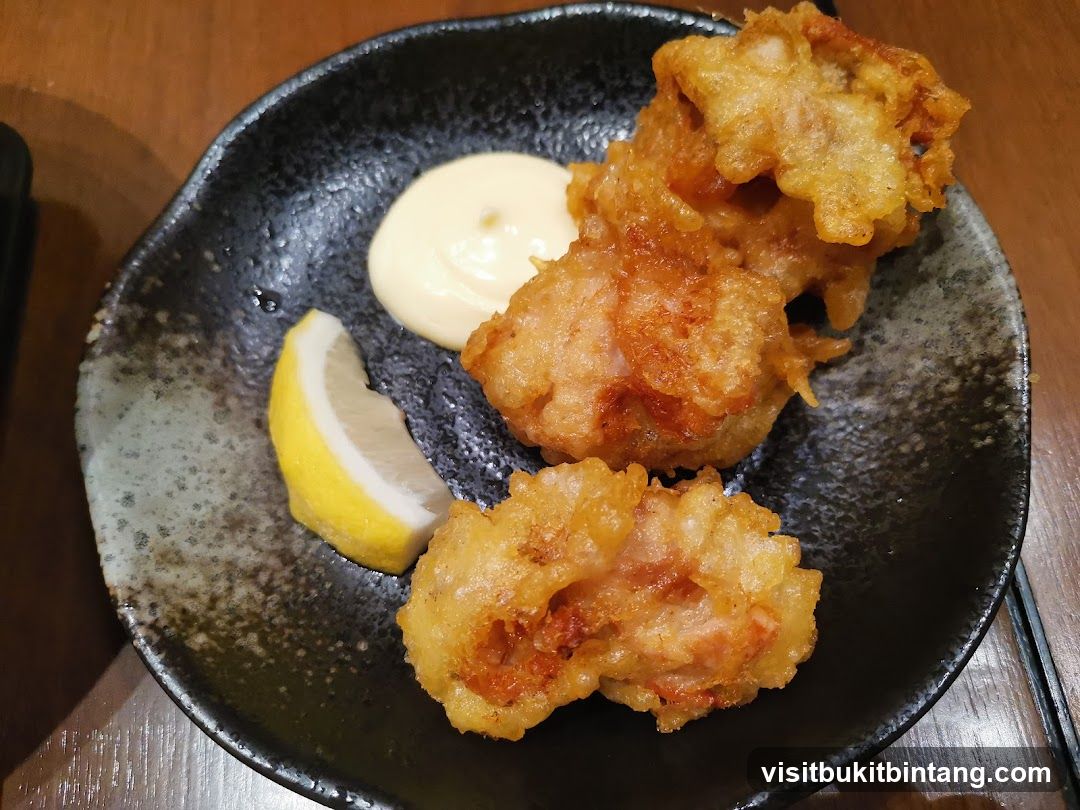 Fried Seafood with Dip and Lemon