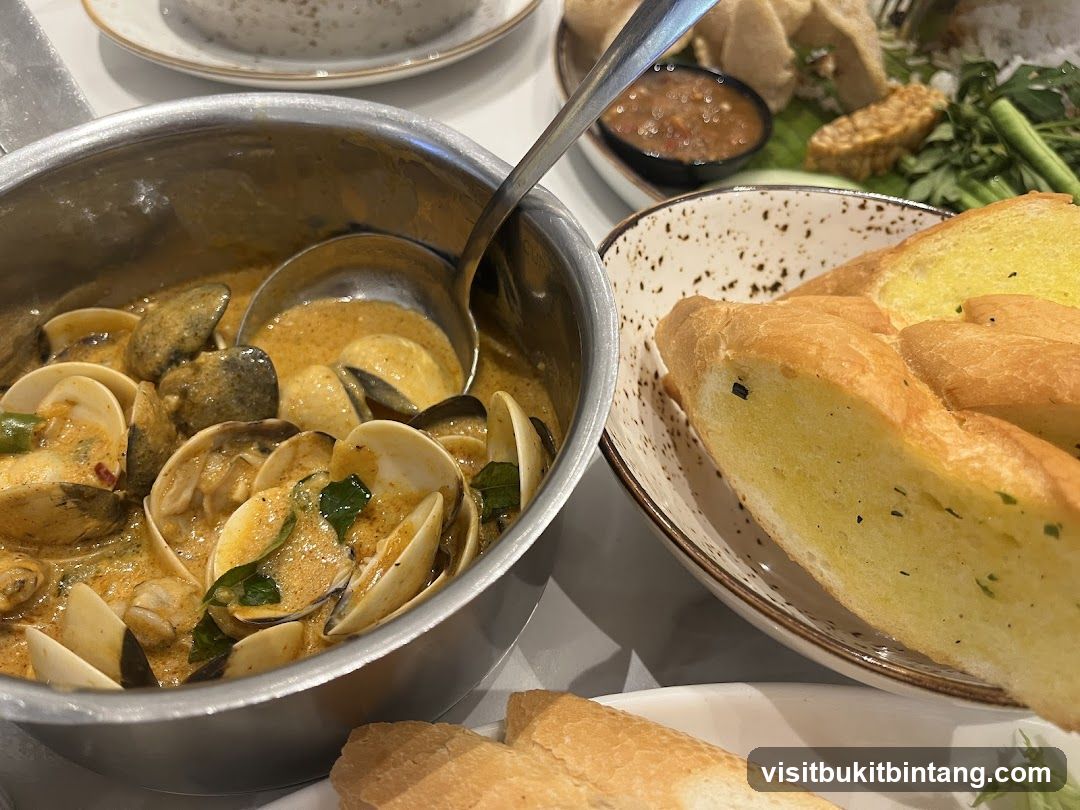 Clams in Curry Sauce with Garlic Bread