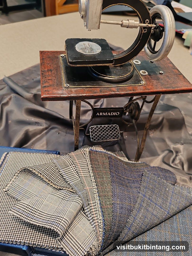 Decorative Sewing Machine with Fabric Swatches