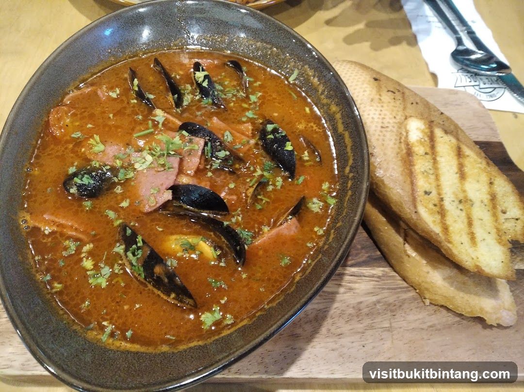 Mussels and Sausage Stew with Bread