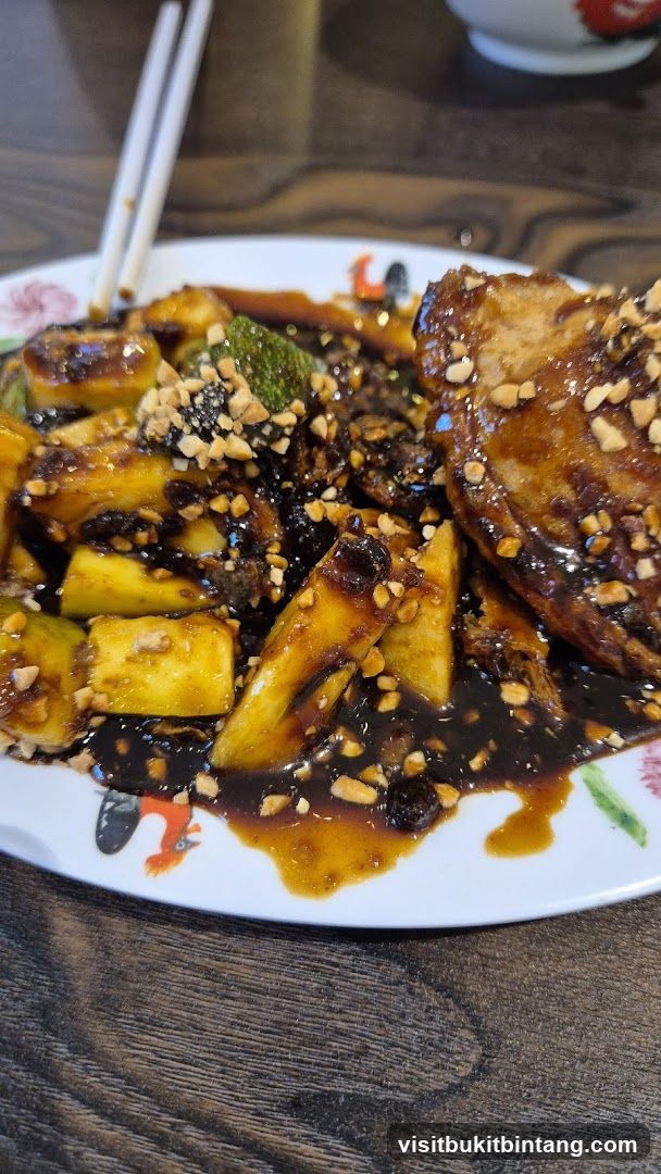 Stir-fried dish with sauce and nuts