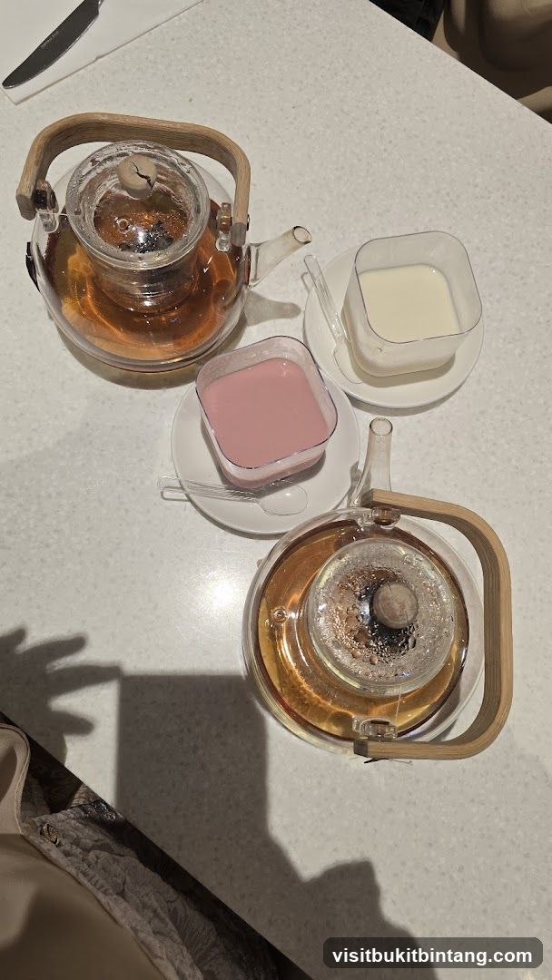 Teapots and Desserts