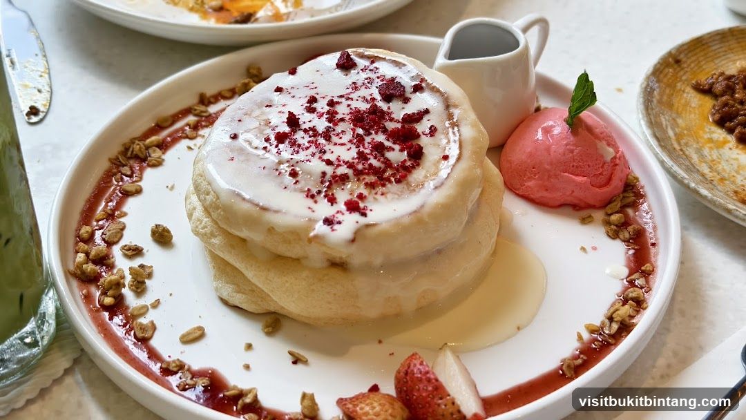 Fluffy Pancakes with Ice Cream