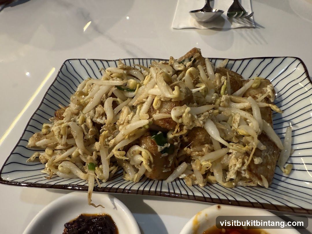 Stir-fried dish with bean sprouts and tofu