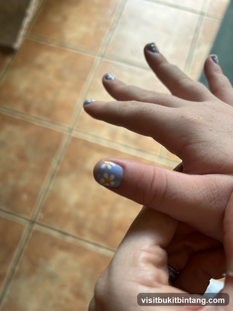 Nails with Daisy Design